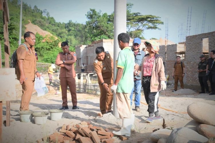 wali kota sibolga tinjau proyek strategis, pastikan huntap dan stadion horas tepat waktu