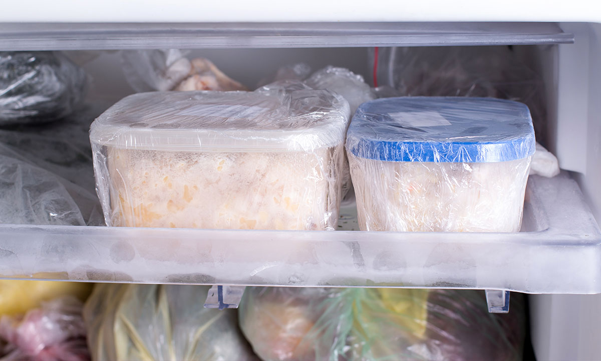 Tak Semua Aman, Kenali Jenis Makanan yang Tak Cocok di Wadah Plastik
