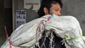 viral pria “gendong mayat” di tambora, ternyata hoaks!