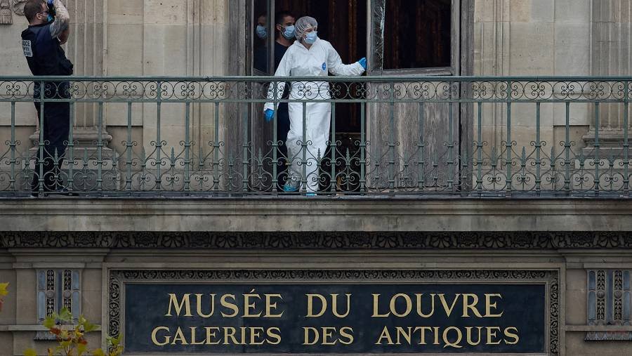 setelah skandal perhiasan raib, macron ganti pimpinan museum louvre