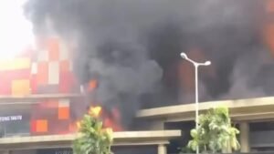 mal ciputra cibubur terbakar siang hari, asap hitam membumbung tinggi