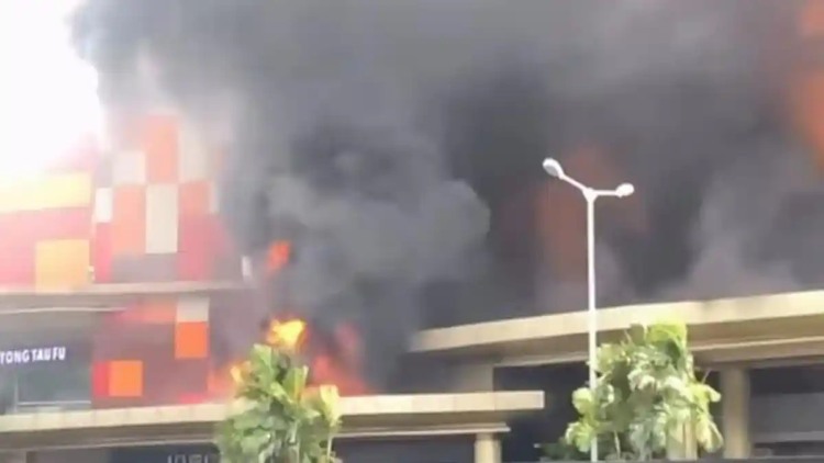 Mal Ciputra Cibubur Terbakar Siang Hari, Asap Hitam Membumbung Tinggi