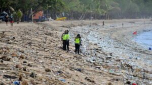 presiden prabowo soroti sampah di bali, gubernur koster janji bentuk satgas pantai bersih