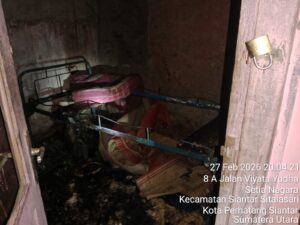pemilik tak di rumah, api muncul dari dalam kamar dan bikin heboh warga