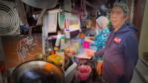 pantang menyerah, kakek penjual nasgor ciptakan robot pengaduk