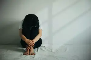 lepas sepatu dan tas, wanita diduga coba bunuh diri di depan istana
