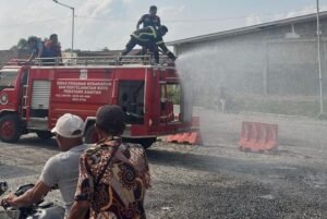 disdamkarmat pematangsiantar rutin semprot outer ring road untuk kurangi debu