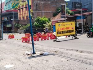 jalan gereja pematangsiantar ambles, pengendara diminta waspada saat melintas
