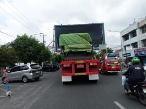 truk gandeng bebas melintas di pusat kota siantar, pengawasan kasat lantas dipertanyakan