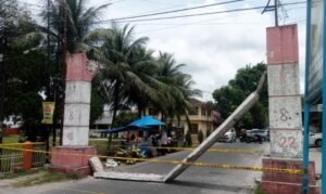 gapura ambruk dihantam truk pupuk di siantar, pemotor tertimpa dan dilarikan ke rs tentara