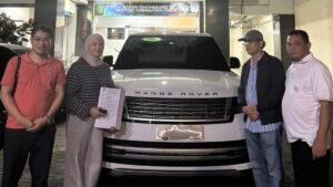gubernur kaltim kembalikan mobil dinas mewah seharga rp7,5 miliar