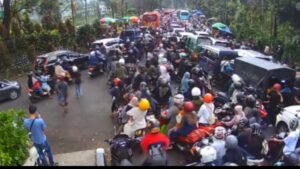 antrean kendaraan mengular belasan kilometer, jalur menuju puncak ditutup sementara