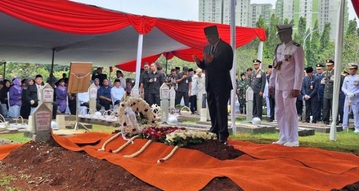 juwono sudarsono dimakamkan secara militer, sby dan jk turut melayat