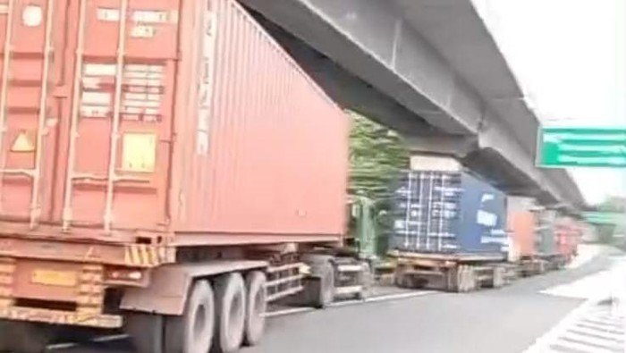 viral 8 truk kontainer dikawal oknum tni langgar aturan mudik lebaran 2026