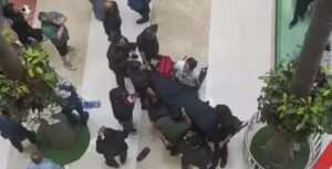 detik-detik pria jatuh dari lantai atas pim 2 jakarta selatan, polisi masih selidiki