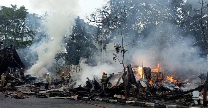 ditinggal mudik, 18 kios di bandung hangus terbakar dalam sekejap