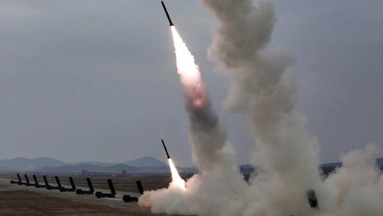 Kim Jong Un dan Putrinya Saksikan Uji Coba Roket Raksasa Korea Utara