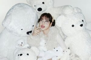lisa blackpink ultah ke-29, gaya pantai bak mermaid jadi sorotan