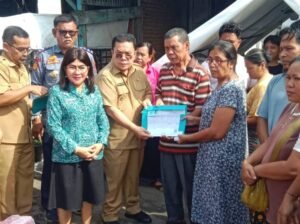 kebakaran siopat suhu, wesly silalahi serahkan bantuan ke warga