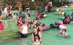 sungai lobang jadi wisata favorit lebaran di simalungun, ramai pengunjung