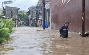 banjir jakarta meluas, 105 rt dan 19 jalan tergenang usai hujan deras