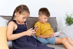 orangtua dukung pembatasan akun media sosial untuk anak, komdigi menuai respon positif dan kekhawatiran baru