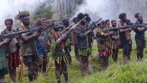 kontak tembak di nabire berujung penyitaan senjata dan uang tunai dari basis kkb