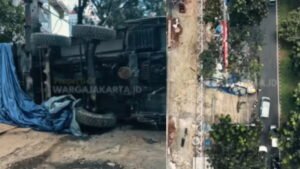truk crane terguling di tebet, setengah badan jalan lumpuh dan picu macet panjang
