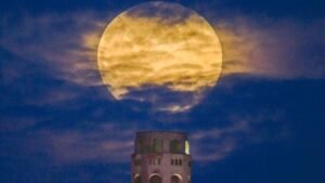 fenomena langit april 2026, pink moon dan hujan meteor hiasi langit malam indonesia