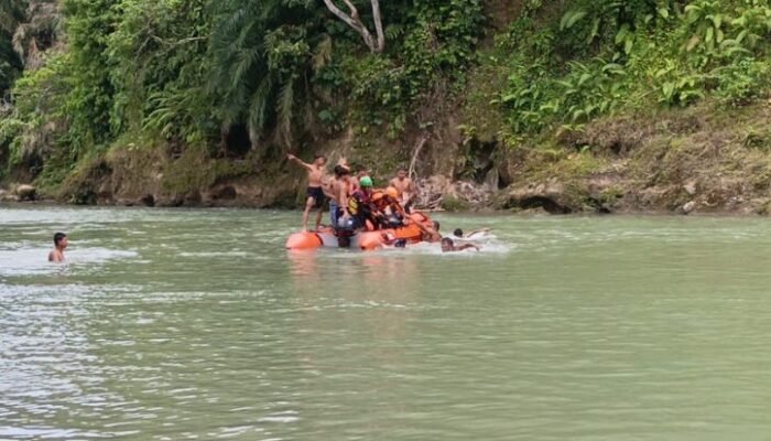 dua pelajar sma hanyut usai pulang sekolah, ditemukan tak bernyawa di sungai bingei