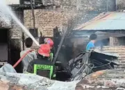 kebakaran hanguskan 4 rumah di medan polonia, diduga berasal dari dapur dan lpg