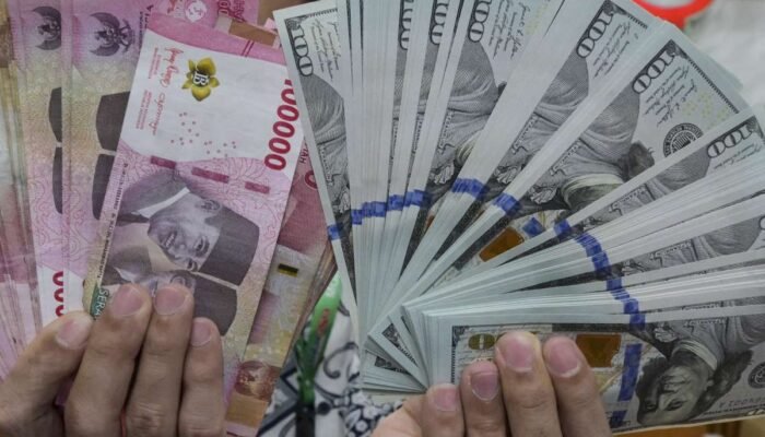 rupiah tertekan ke rp17.300 per dolar as, dipicu lonjakan harga minyak dan ketegangan global