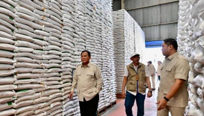 prabowo sidak gudang bulog magelang, pastikan stok beras aman