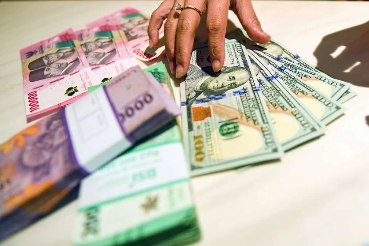 Rupiah Anjlok ke Rp17.300 per Dolar AS, Pemerintah Ungkap Penyebab dan Sikap BI