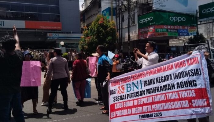korban dugaan penipuan bni siantar demo, tuntut rp4,2 miliar, jalan merdeka lumpuh