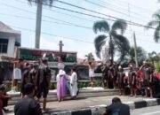 momen mengharukan! ribuan umat katolik ikuti jalan salib di pematangsiantar