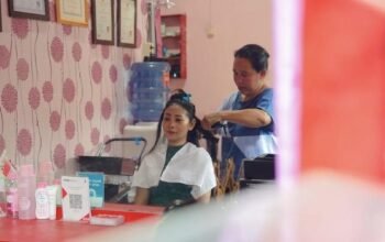 terharu! wanita ini buka salon gratis untuk odgj, ubah stigma jadi kepedulian