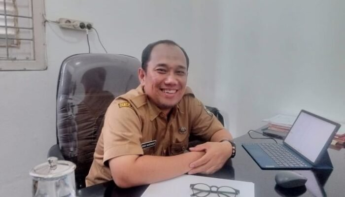 cuaca tak menentu, bpbd pematangsiantar sedot parit tersumbat dan pangkas pohon rawan