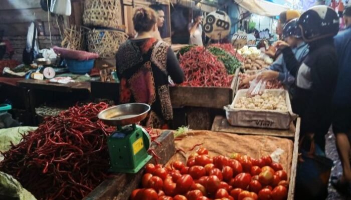 harga cabai turun, bawang justru “menyengat” di pasar dwikora siantar