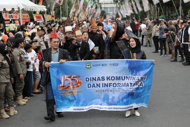 Wali kota wesly dan forkopimda saksikan karnaval hut ke-155 pematangsiantar, ribuan warga antusias wali kota wesly dan forkopimda saksikan karnaval hut ke-155 pematangsiantar, ribuan warga antusias