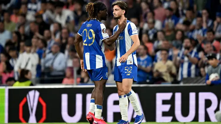 Gol Bunuh Diri 40 Yard Gegerkan Liga Europa! Porto Ditahan Nottingham Forest 1-1