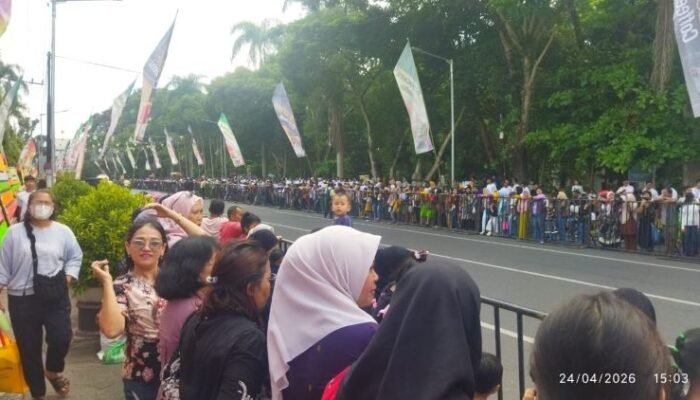 karnaval hut ke-155 pematangsiantar molor, warga kecewa menunggu di bawah terik