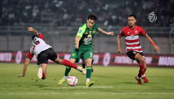 hasil persebaya vs madura united 1-2: gol riquelme bawa tamu menang di liga indonesia