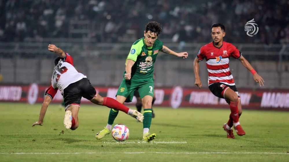 hasil persebaya vs madura united 1-2: gol riquelme bawa tamu menang di liga indonesia