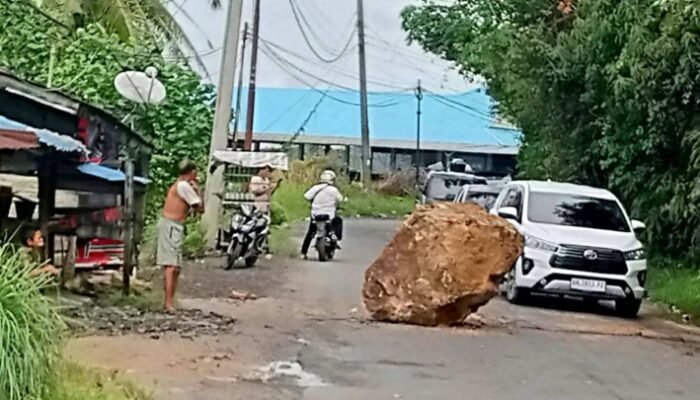 batu besar hadang jalan lintas sibolga–barus, warga sempat panik