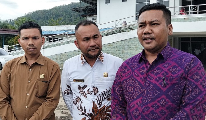 Ketua DPRD Tapteng Nyaris Adu Jotos dengan Sekwan