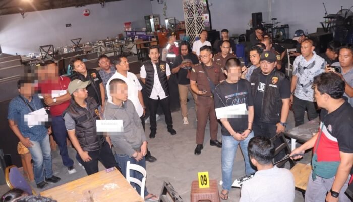 reka ulang pembunuhan di kafe lotta siantar, 2 tersangka peragakan 10 adegan