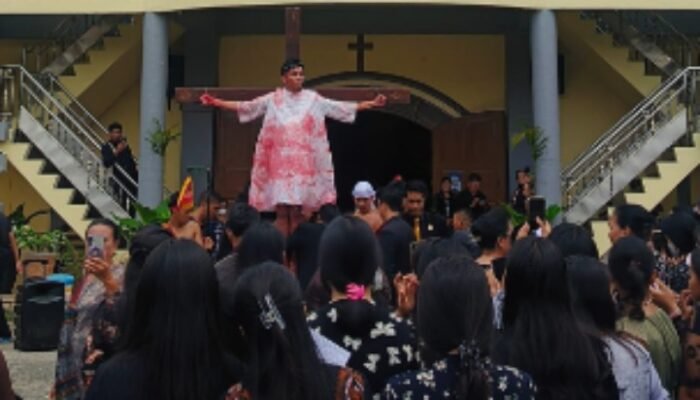 peringatan jumat agung di hkbp siantar kota dipenuhi jemaat, ada prosesi jalan salib