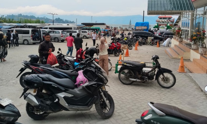 Pelabuhan Ferry KMP Tao Toba di Tomok Dipadati Antrean Kendaraan