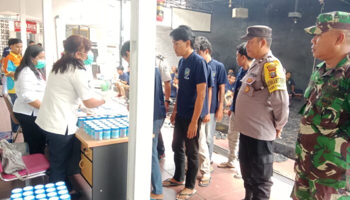 ratusan pegawai dan napi lapas pematangsiantar jalani tes urine